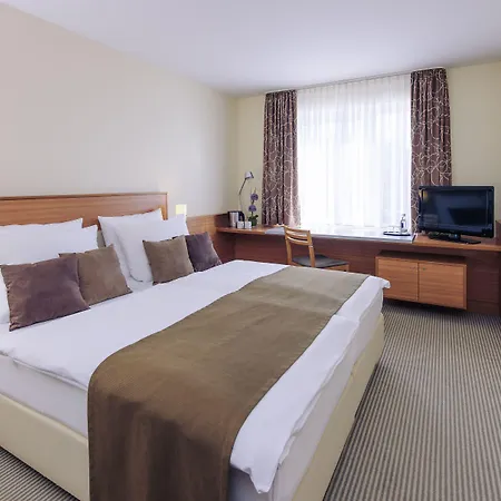מלון Mercure Am Rathaus 3*